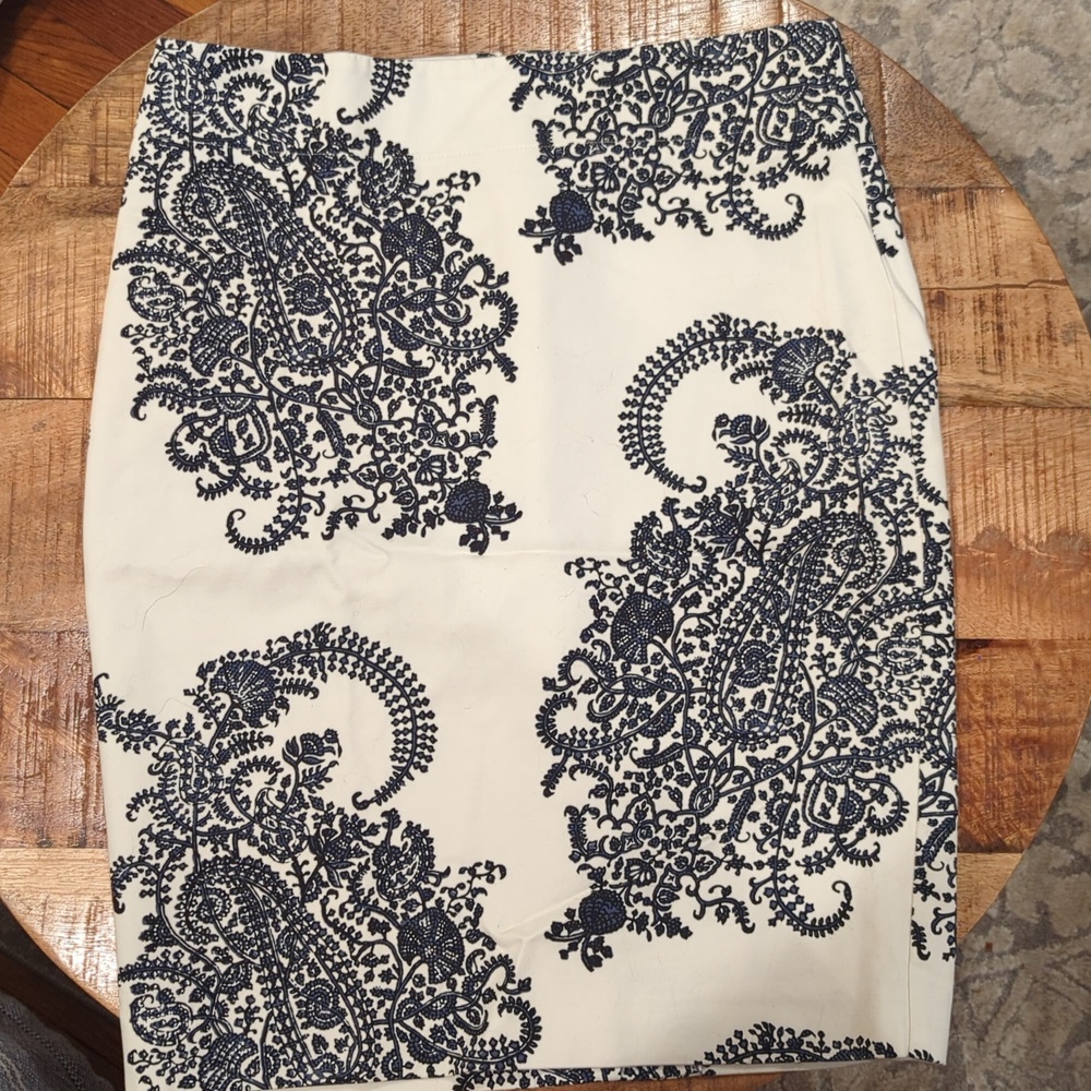 Loft pencil skirt cream with blue paisley